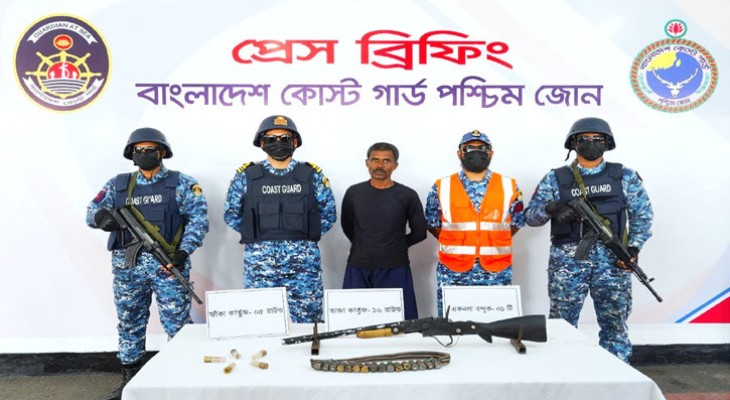 সুন্দরবনে অস্ত্র ও গোলাবারুদসহ দস্যু বাহিনীর সদস্য আটক
