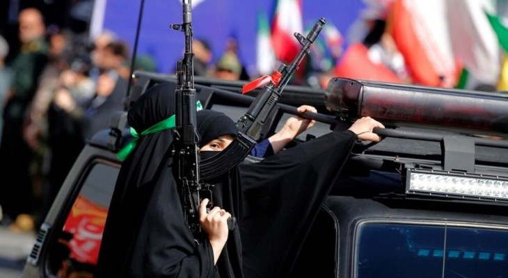 ইসরাইল-যুক্তরাষ্ট্রের বিরুদ্ধে রাজপথে অস্ত্র হাতে ইরানি নারীরা