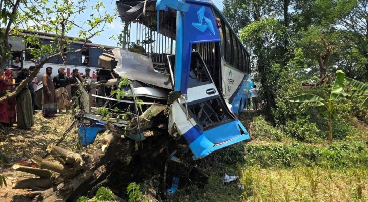 লোহাগাড়ায় দুই বাসের মুখোমুখি সংঘর্ষে নিহত ৪