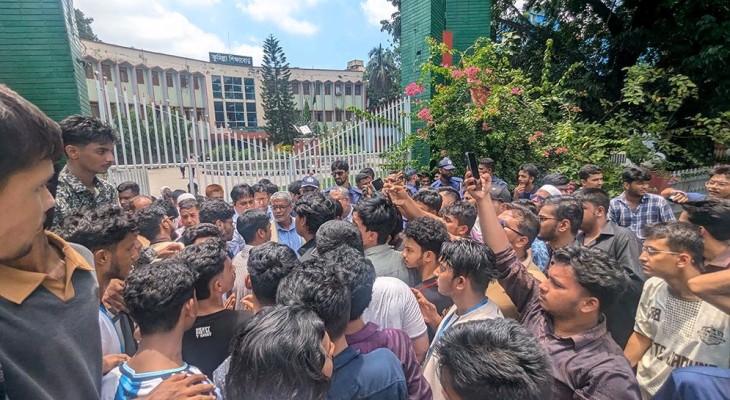 শিক্ষামন্ত্রীর পদত্যাগ দাবিতে কুমিল্লা বোর্ডের সামনে শিক্ষার্থীদের বিক্ষোভ